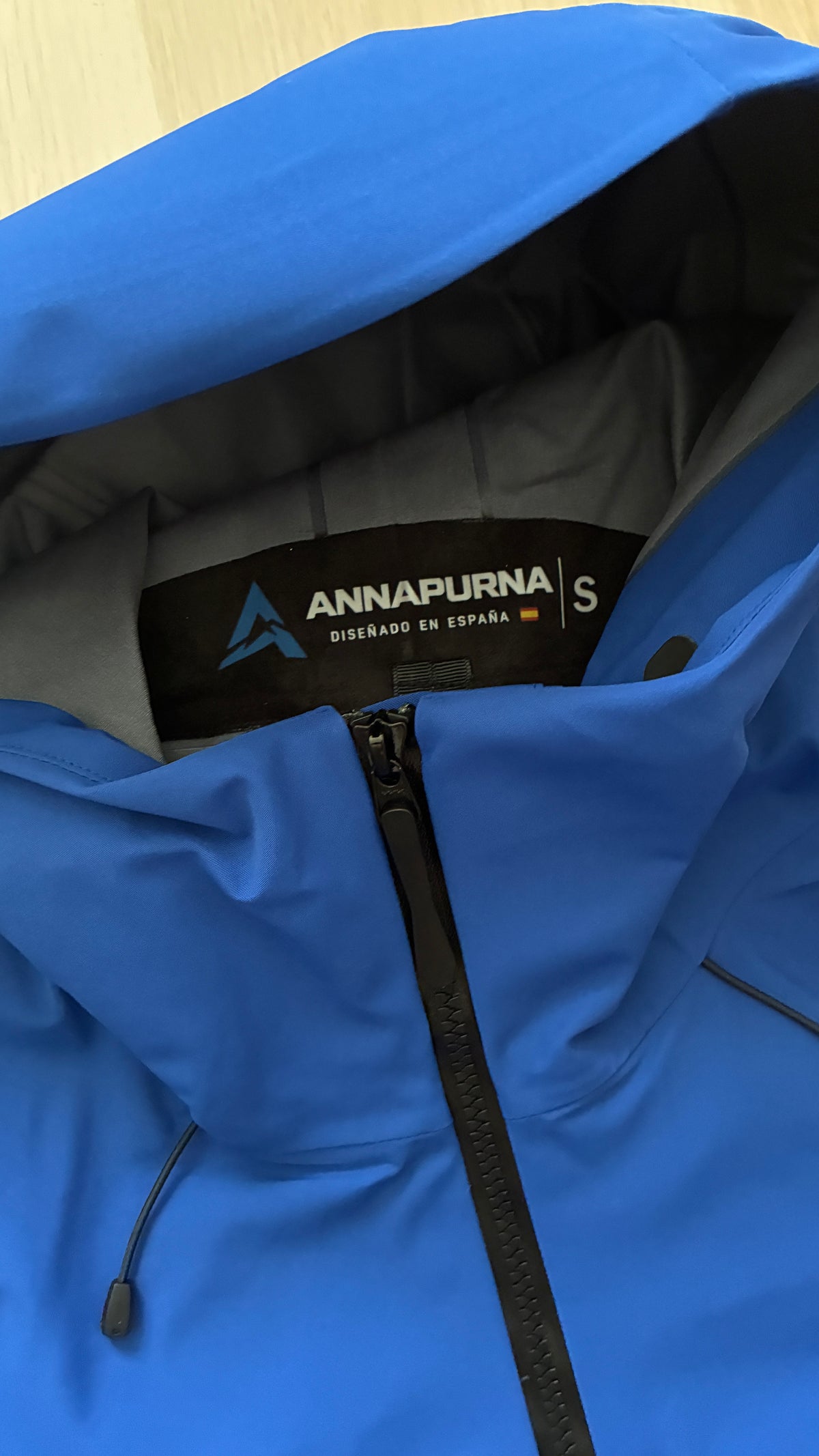 Alpine Shell azul etiqueta Diseñado en España