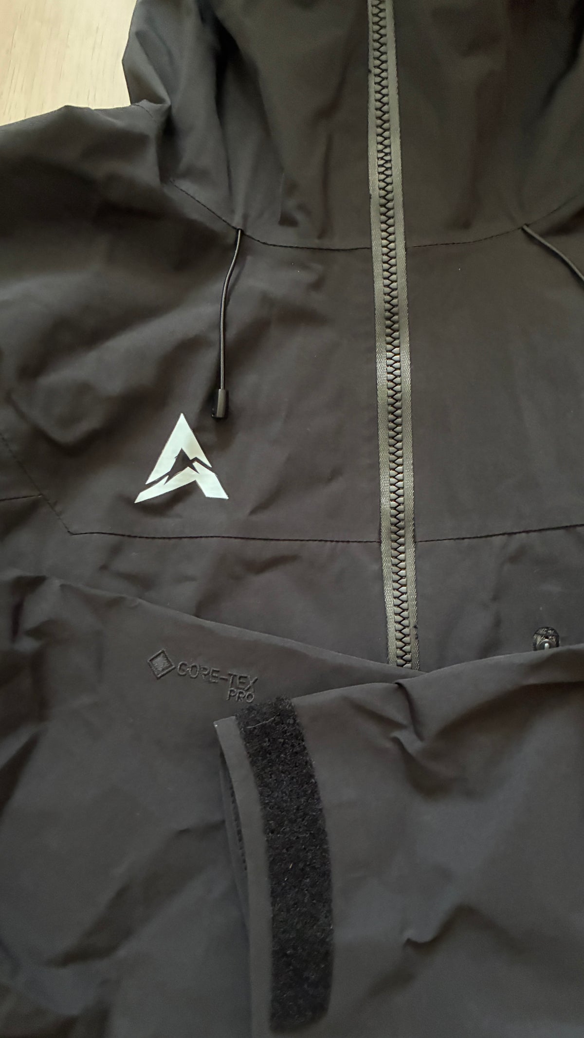 Alpine Shell negro detalle