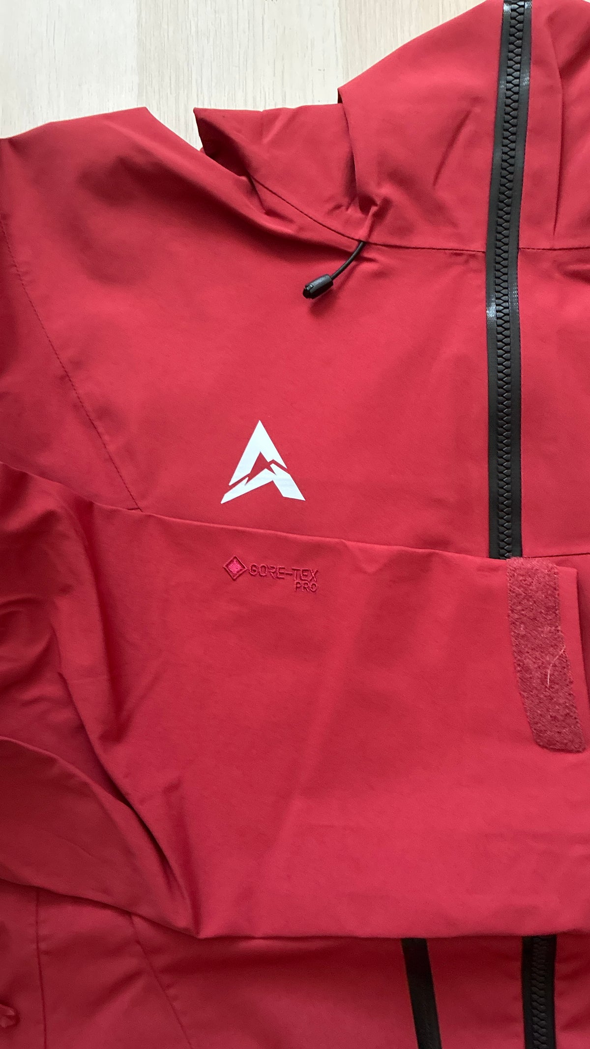 Alpine Shell rojo detalle