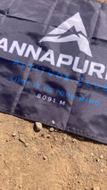 Bandera Annapurna Peak Flag ondeando en la montaña